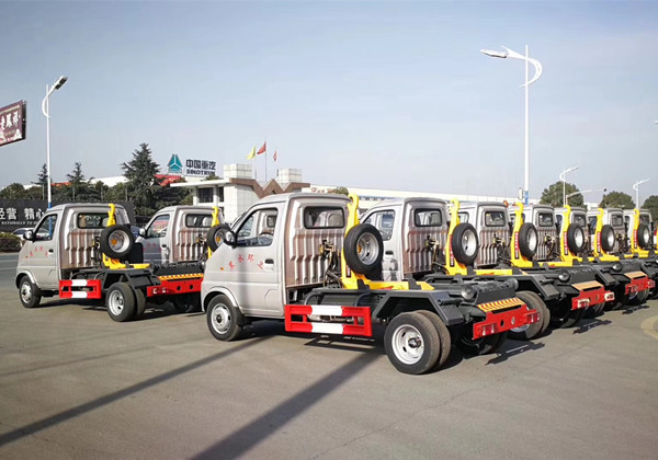 长安3方后双轮勾臂式垃圾车