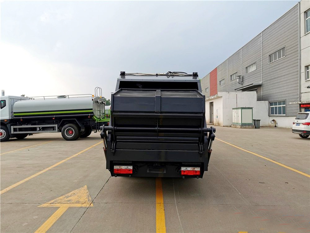 东风小多利卡D6压缩式垃圾车