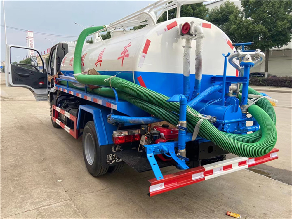 带洒水功能的吸污吸粪车
