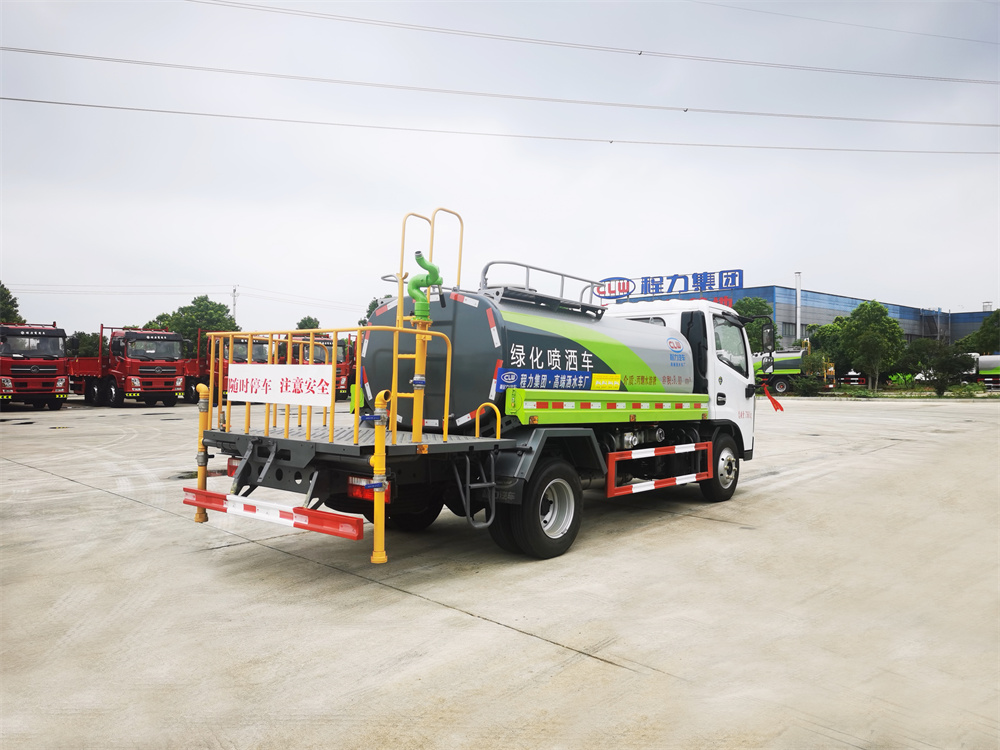 东风大多利卡洒水车 5方