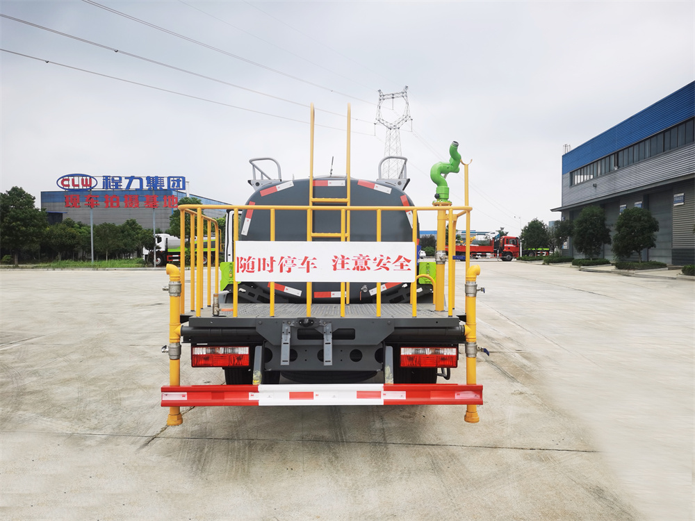 东风大多利卡洒水车 5方