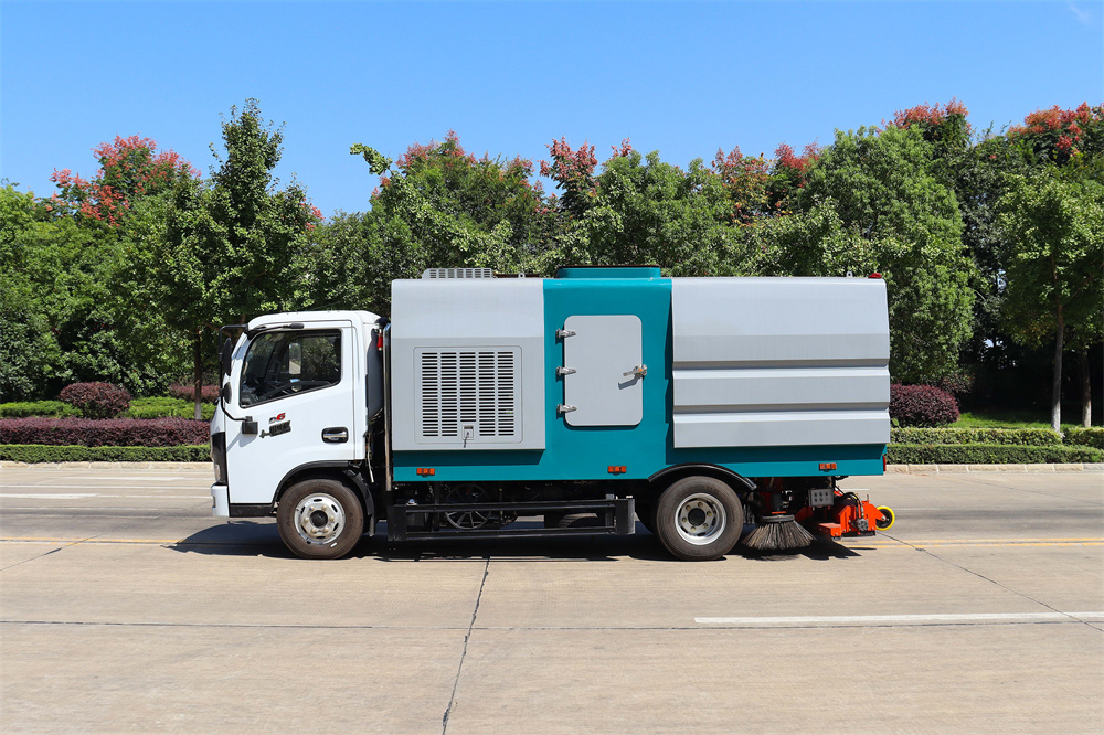 东风小多利卡吸尘车