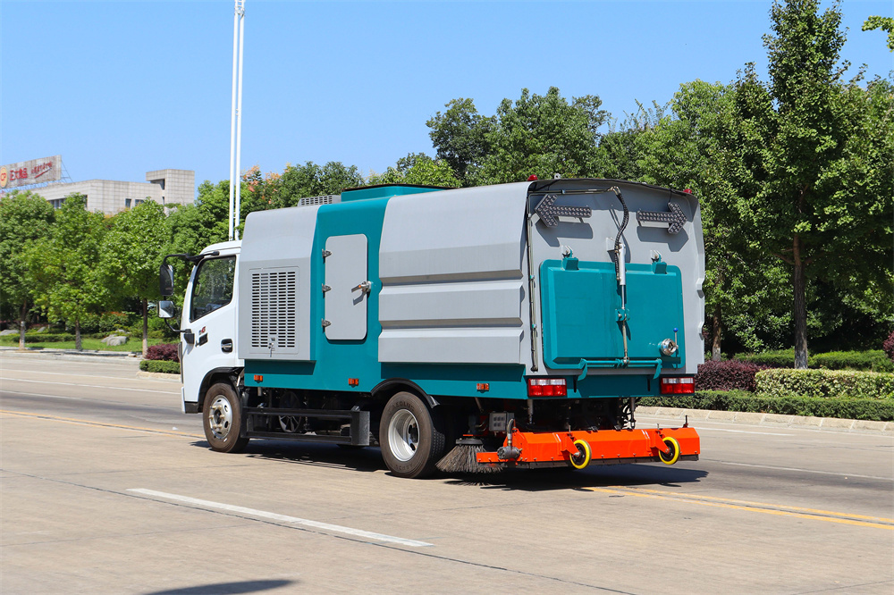 东风小多利卡吸尘车