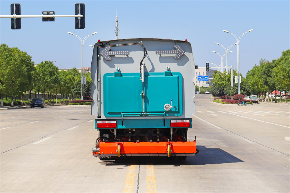 东风小多利卡吸尘车