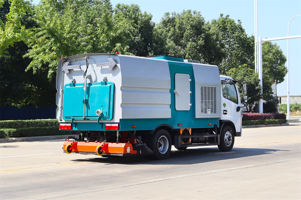 东风小多利卡吸尘车