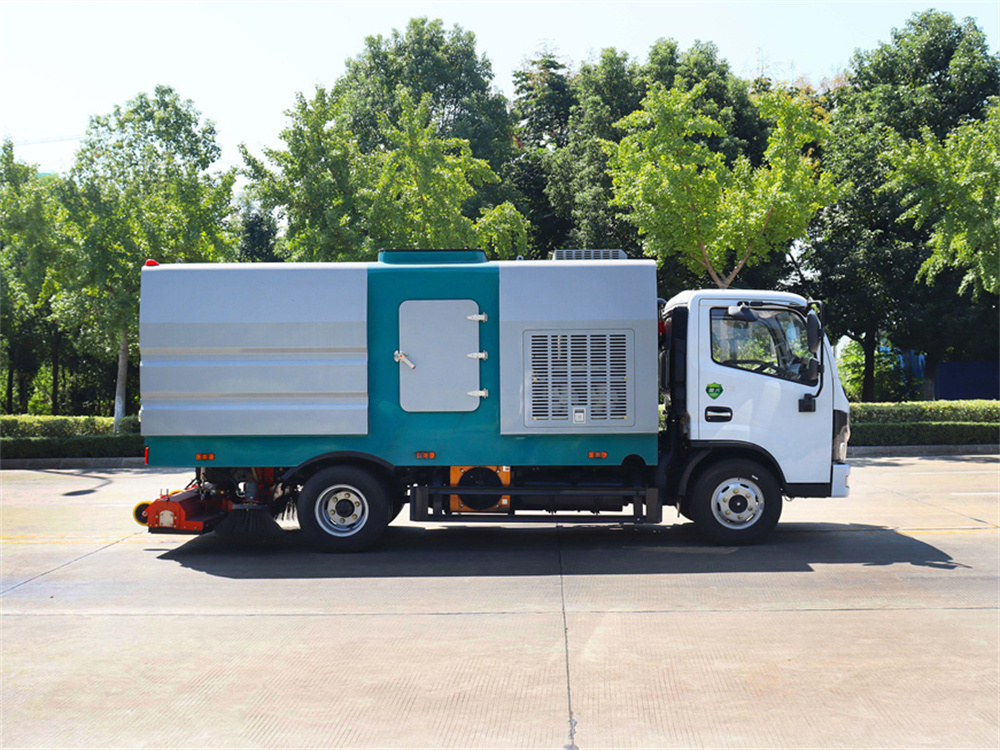 东风小多利卡吸尘车