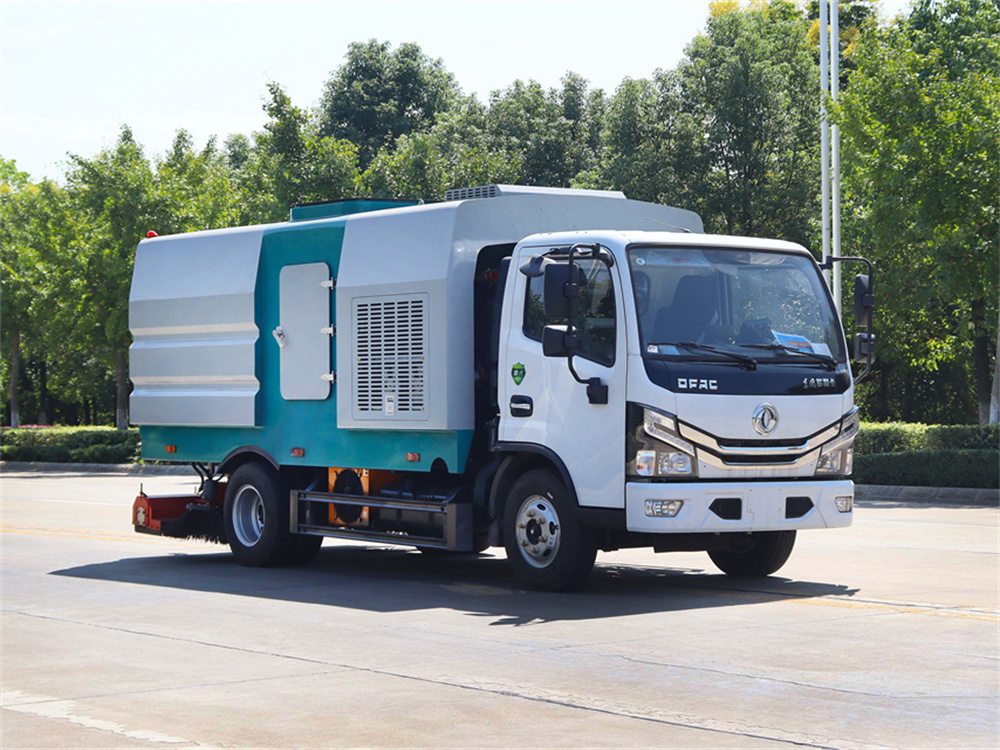 东风小多利卡吸尘车