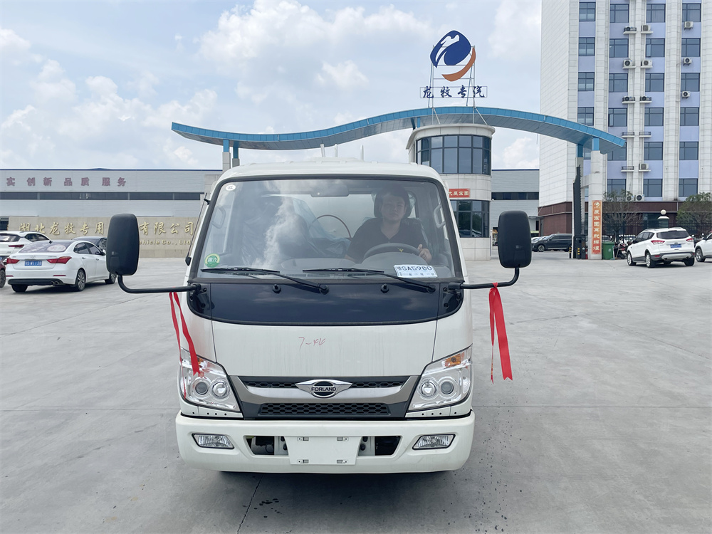 蓝牌福田洒水车4.5方