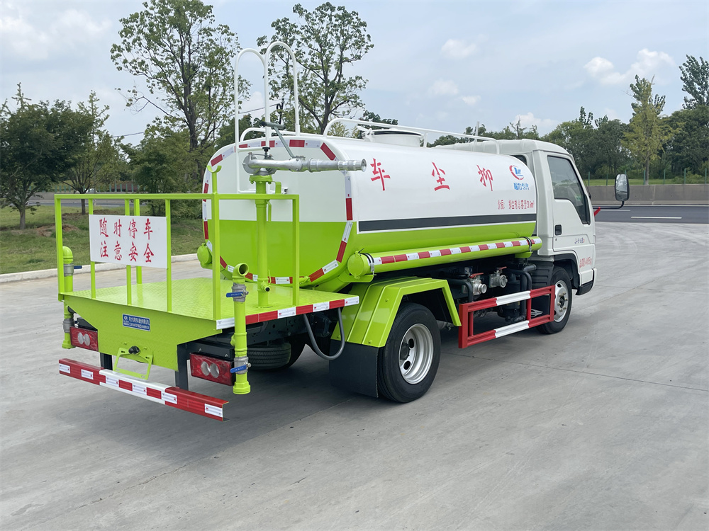 蓝牌福田洒水车4.5方