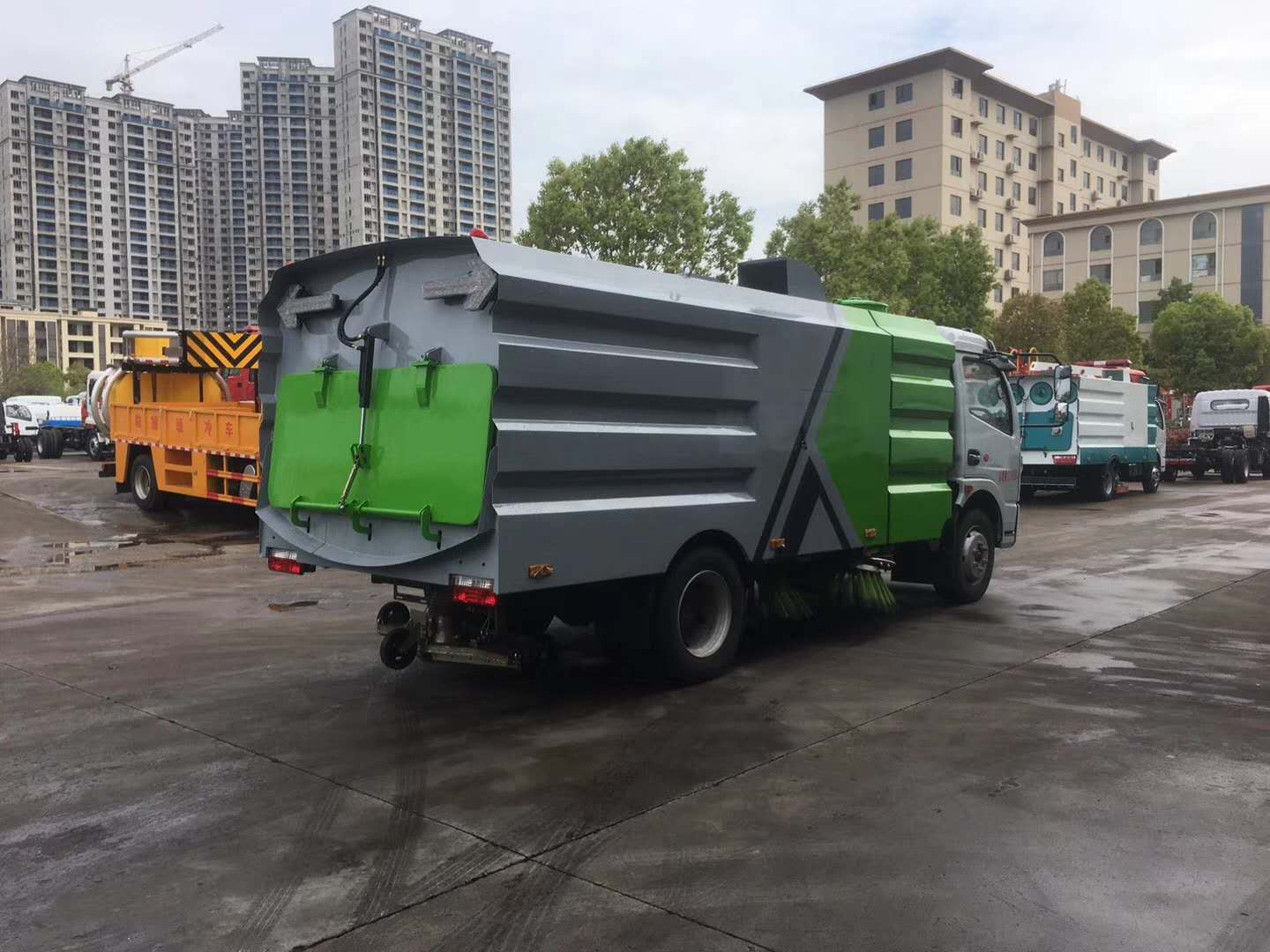 东风凯普特扫路车