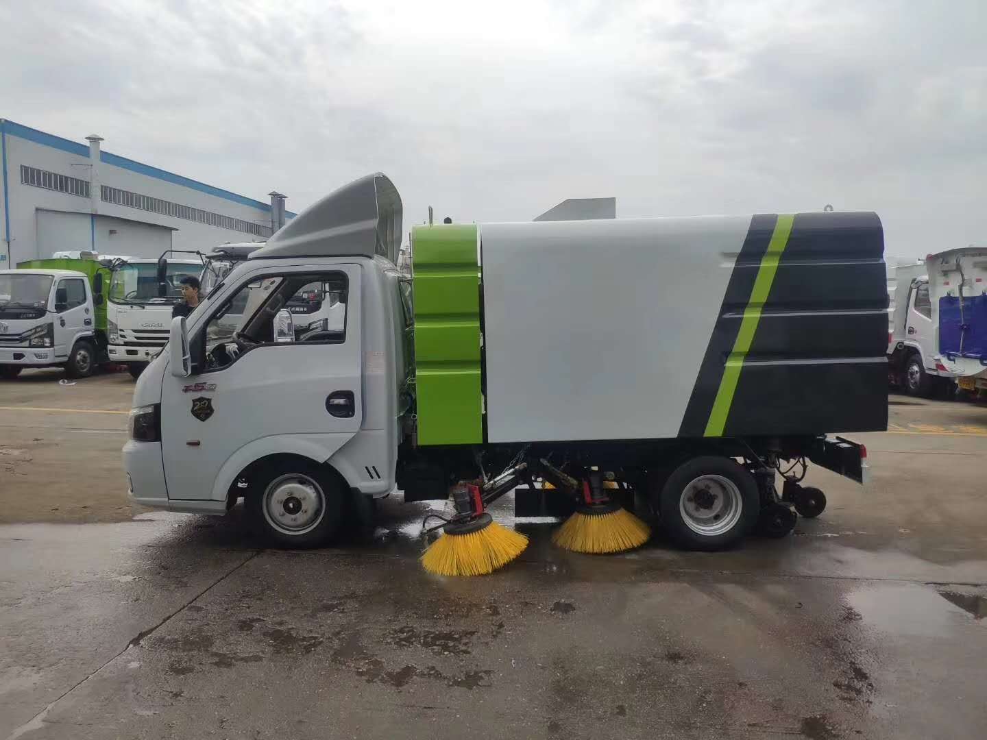 东风途逸扫路车