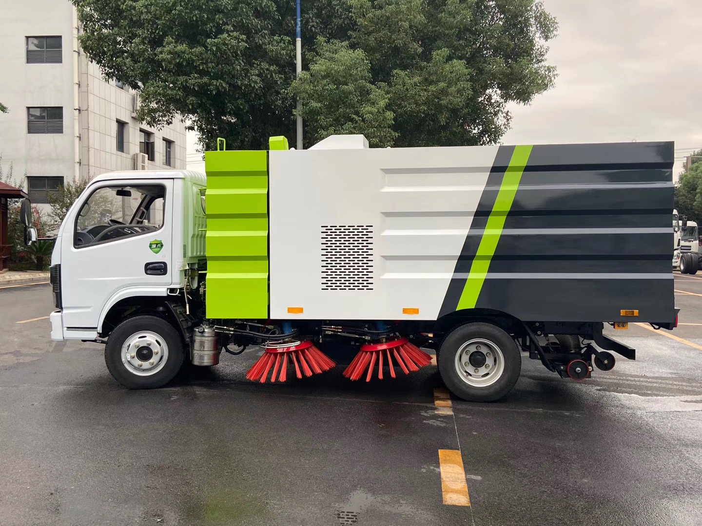 东风小多利卡扫路车