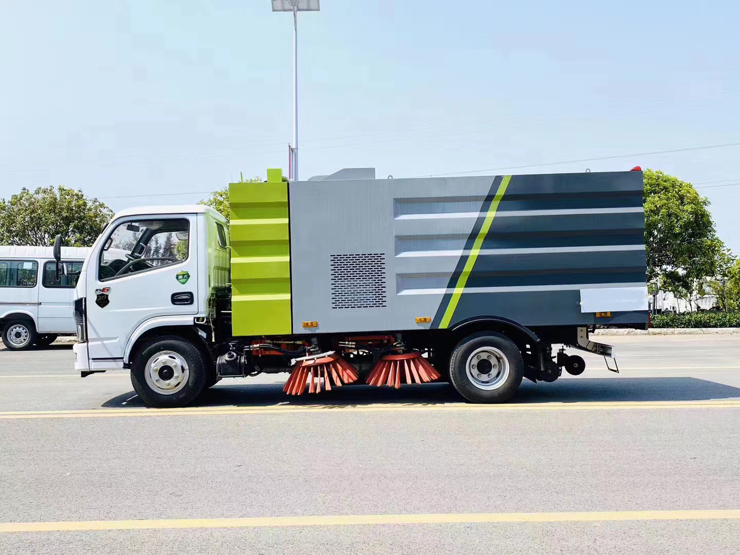 东风小多利卡扫路车